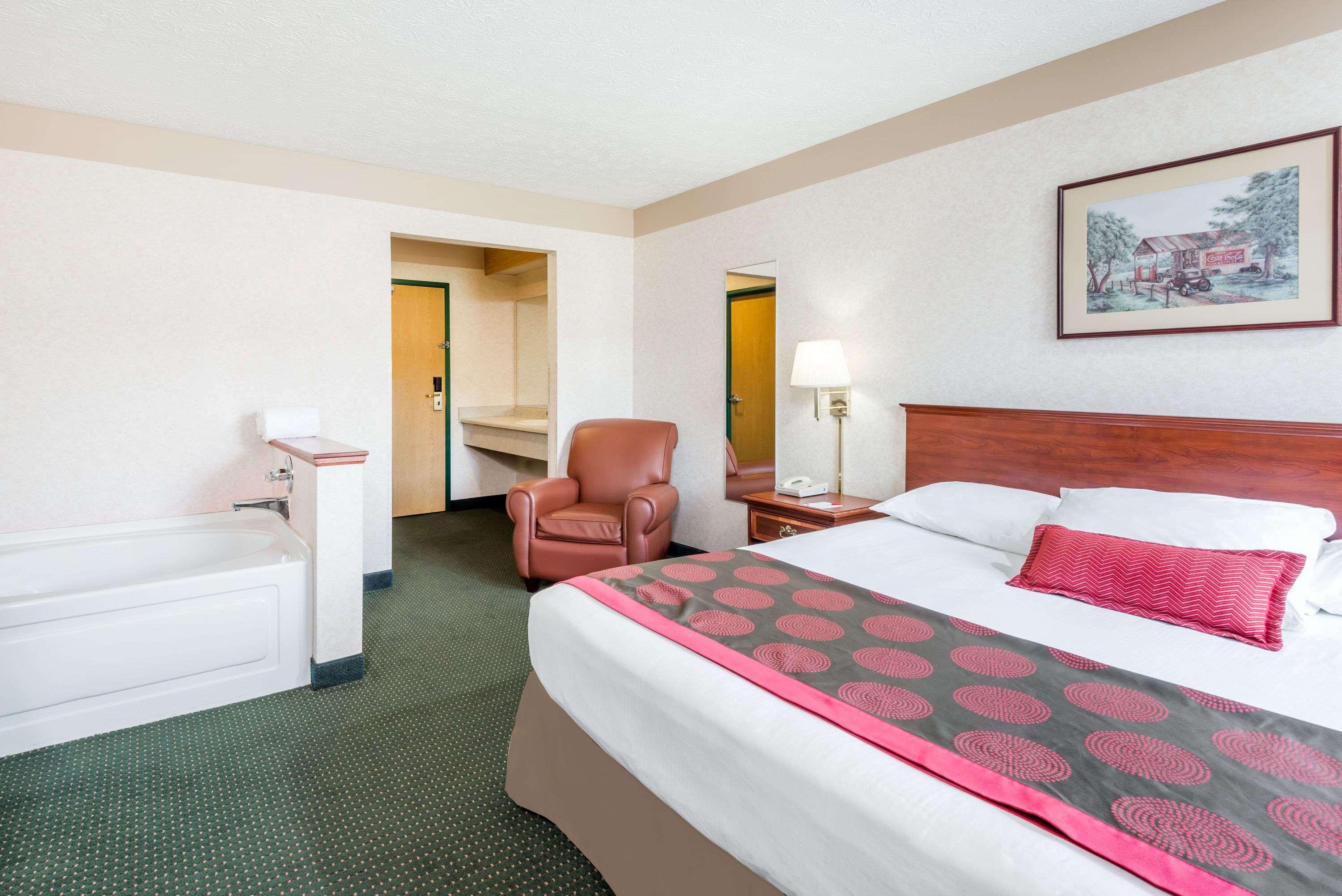 Ramada By Wyndham Strasburg Dover Экстерьер фото